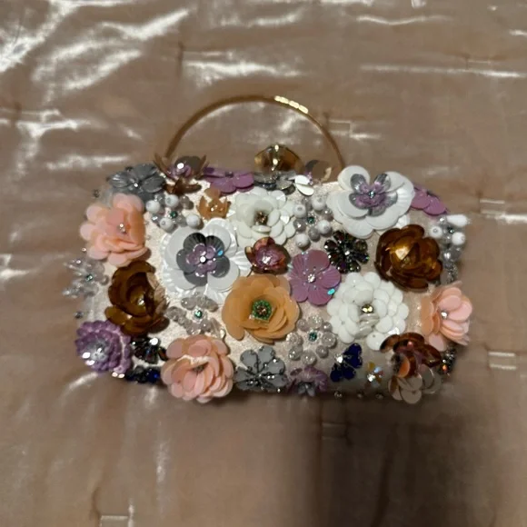 NWT Kelly and Katie floral clutch - Picture 3 of 5
